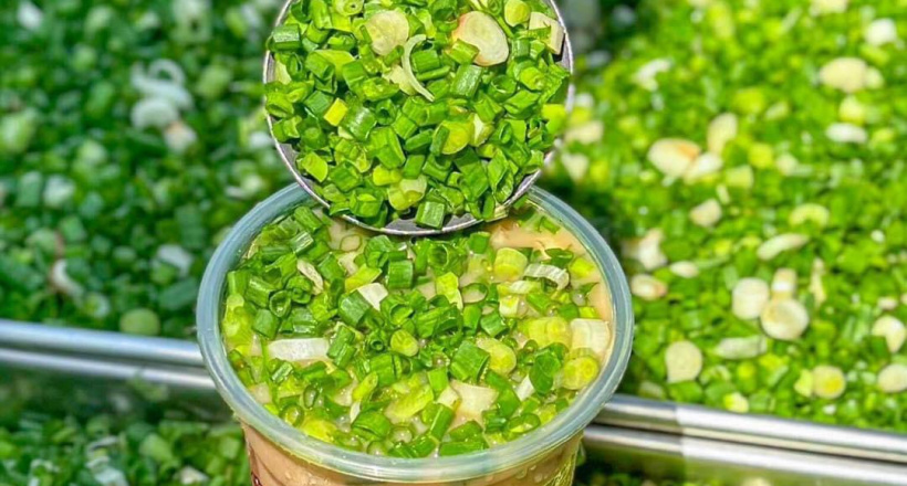 Không phải là content: Trà sữa hành lá chính thức mở bán, giới trẻ đổ xô review nhưng hương vị khiến người xem "ớn lạnh"