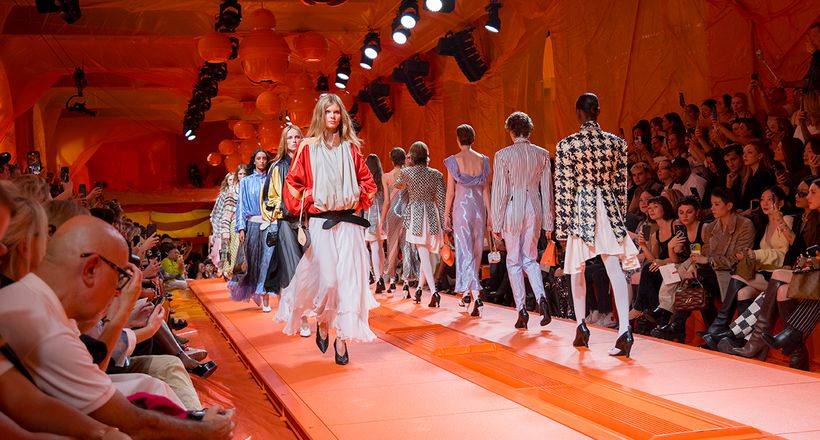 Louis Vuitton SS24 RTW: Chuyến đi quyến rũ trên đại lộ Champs-Elysées