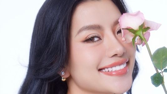 Á hậu Hoàng Nhung khoe nhan sắc ngọt ngào nhân tuổi mới