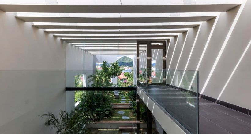 Nhà phố xanh mướt độc đáo với hình dáng du thuyền tại Nha Trang