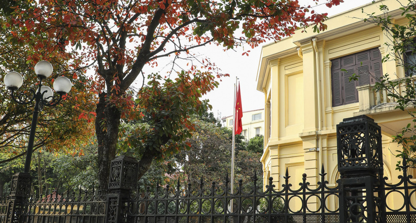 Những góc phố đẹp lạ trong mùa cây lá đỏ ở Hà Nội