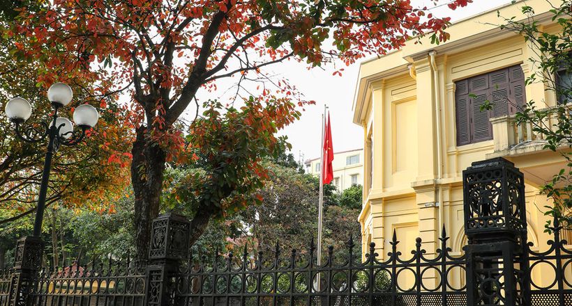 Những góc phố đẹp lạ trong mùa cây lá đỏ ở Hà Nội