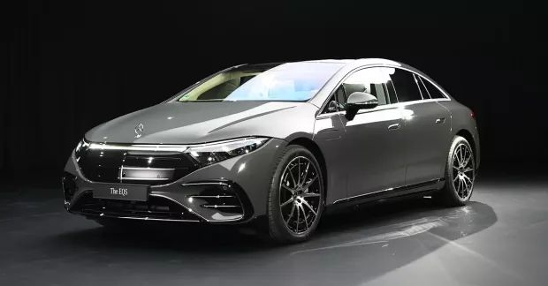 Ra mắt Mercedes-Benz EQS 2025 với thiết kế giống xe xăng hơn, phạm vi di chuyển tăng 82 km