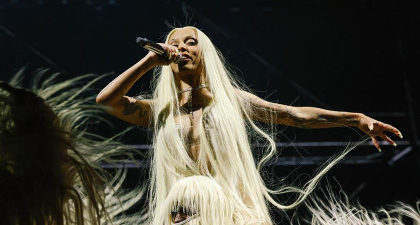 Doja Cat đốt cháy Coachella với những bộ cánh kỳ dị