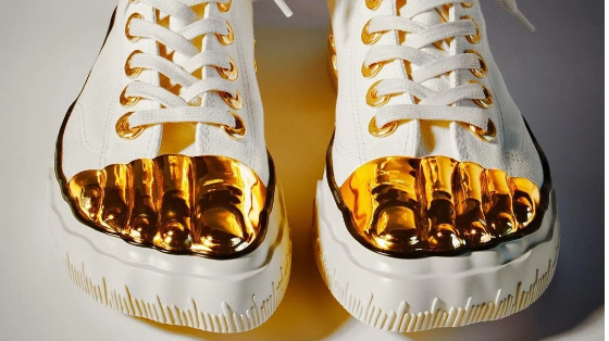 Có gì ở đôi sneakers dát vàng?