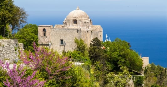 Ngôi làng cổ nằm lơ lửng giữa những tầng mây ở Ý