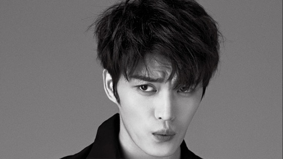 Kim Jae Joong đổ bộ Tân Sơn Nhất: Bịt kín mít vẫn cực "hack tuổi", hóa "chiến thần chào hỏi" từng fan một!