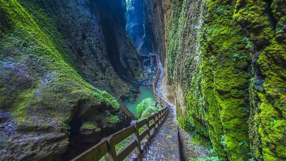 Hố thiên đường: Khám phá Xiaozhai Tiankeng, hố sụt sâu nhất thế giới!