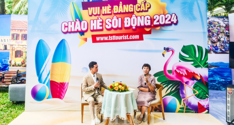 Du khách đội nắng chen chân săn tour tại Ngày hội du lịch TP.HCM