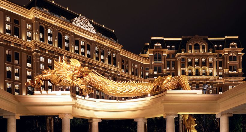 Versace khai trương khách sạn đầu tiên tại châu Á, Triệu Lộ Tư là khách mời đặc biệt