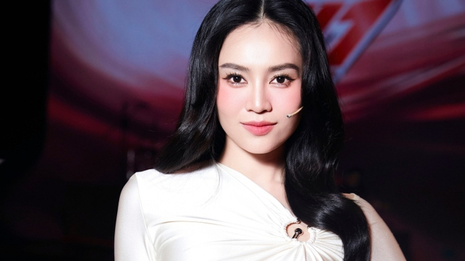 Lan Ngọc được tặng một mảnh đất ở Scotland, danh tính chủ nhân món quà gây chú ý