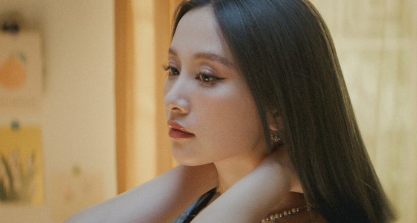 Jun Vũ mặc táo bạo trên poster phim 18+