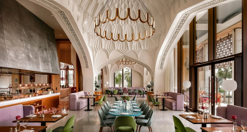 Bên trong resort 90 hồ bơi, thức ăn dát vàng tại Dubai