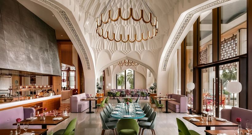 Bên trong resort 90 hồ bơi, thức ăn dát vàng tại Dubai
