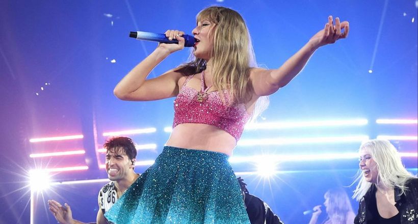 Taylor Swift đưa trend thời trang lấp lánh trở lại với các trang phục biểu diễn The Eras Tour