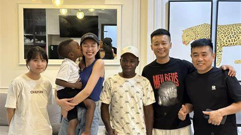 Hoa hậu Thùy Tiên hội ngộ Quang Linh Vlogs, lên tiếng về tin đồn tiêu cực