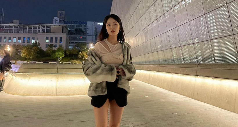 Gu thời trang sành điệu như "gái đôi mươi" của nữ chính “Cõng anh mà chạy” Kim Hye Yoon