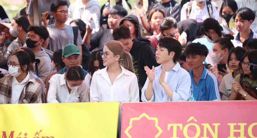 Diệp Lâm Anh cùng Đức Phúc tặng hơn 300 triệu đồng cho trẻ em mồ côi