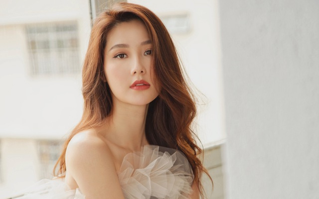 Diễm My 9X hiếm hoi diện váy cúp trễ nải sau khi kết hôn