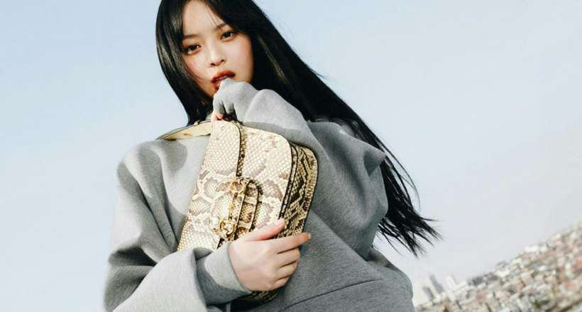 Đại sứ Gucci Hanni xuất hiện trong chiến dịch quảng bá túi Horsebit 1955 tại Seoul