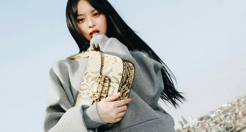 Đại sứ Gucci Hanni xuất hiện trong chiến dịch quảng bá túi Horsebit 1955 tại Seoul