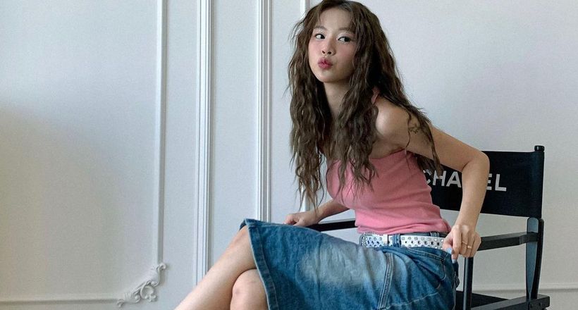 Chân váy bò dài mặc với áo gì? 10+ cách mix & match trendy
