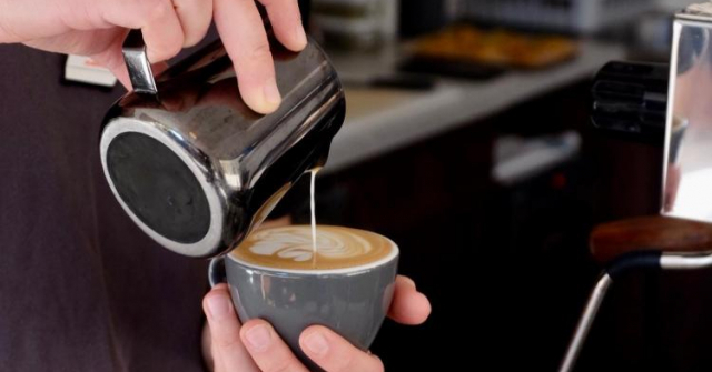 Quán cà phê "chống laptop": Nơi kết nối con người hay "phá vỡ" thói quen?