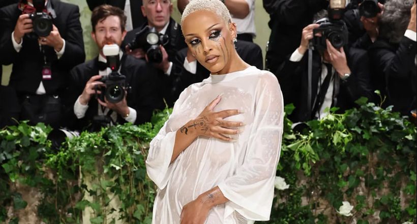 Doja Cat quấn khăn tắm, mặc đồ ướt dự Met Gala 2024