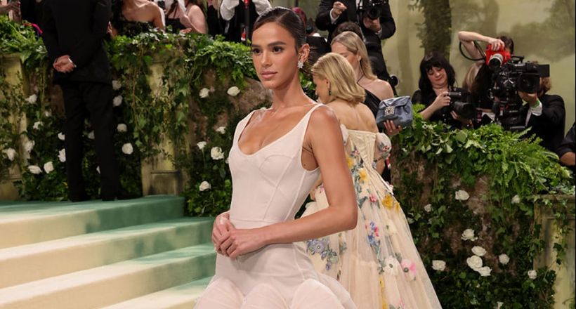 Bruna Marquezine sánh vai huyền thoại Uma Thurman trong đầm hoa Tory Burch