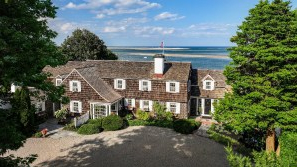 Một ngôi nhà ở Cape Cod trị giá 13 triệu đô la mang trong mình vẻ quyến rũ của thời đại đã qua được niêm yết lần đầu tiên sau 50 năm