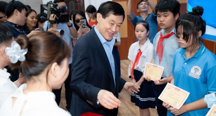 Ông Johnathan Hạnh Nguyễn trao học bổng trị giá 3,6 tỷ đồng cho học sinh, sinh viên vượt khó