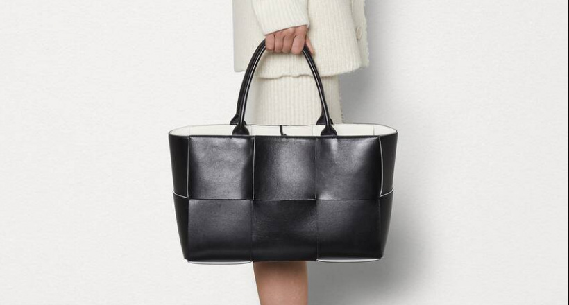 Giải phóng mọi tiềm năng của mùa hè cùng 12 mẫu túi tote thiết kế tối giản và đáng đầu tư