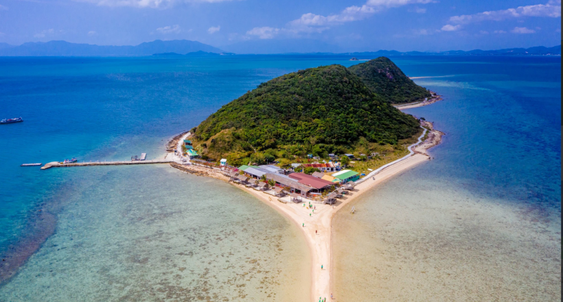 Hè này tắm biển tại bãi 'rẽ nước đôi', thăm cụ bò biển ở Khánh Hòa