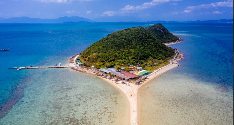 Hè này tắm biển tại bãi 'rẽ nước đôi', thăm cụ bò biển ở Khánh Hòa