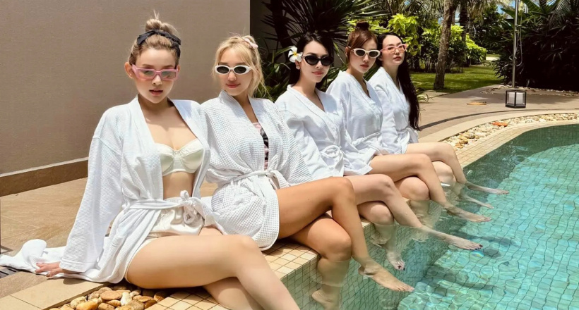 Huyền Baby thả dáng nuột nà với chuyến du lịch sang chảnh cùng "hội bạn phú bà"