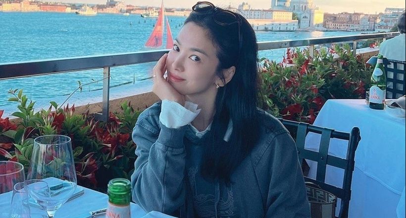 Song Hye Kyo "xả" ảnh hẹn hò ở trời Tây, netizen khen còn trẻ trung hơn lúc đi sự kiện