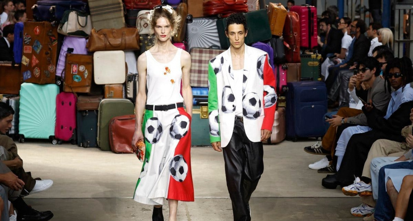 Moschino SS25: Những rung cảm được đánh thức tại chân trời mới