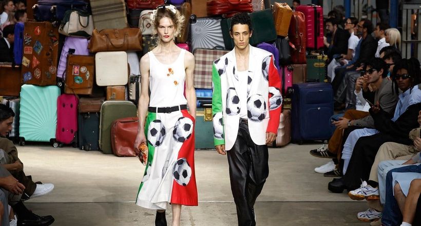 Moschino SS25: Những rung cảm được đánh thức tại chân trời mới