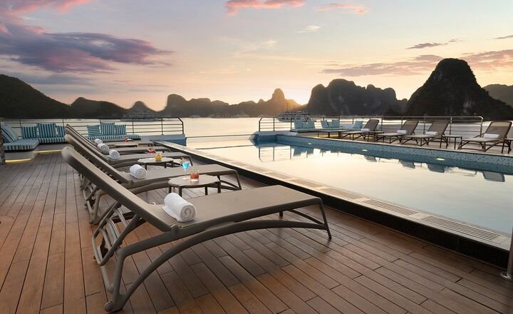 "Hút" khách tỷ phú đến Quảng Ninh bằng tour du thuyền cao cấp