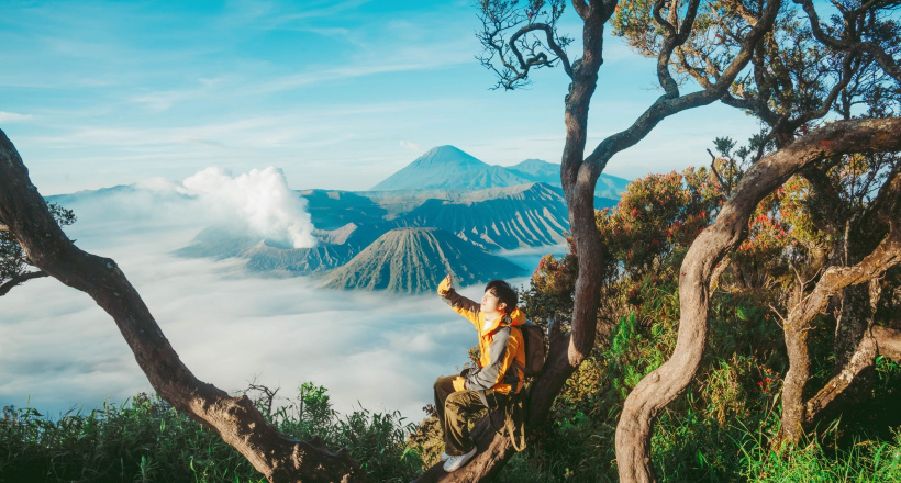 Chán không gian yên bình, chàng trai Việt vi vu khám phá núi lửa nghi ngút khói