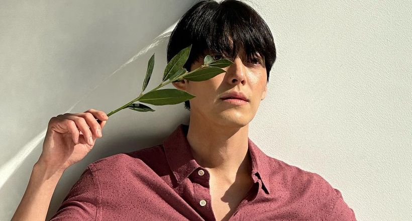 Nam da ngăm đen nên mặc áo màu gì? 8 set đồ tôn da và phong cách
