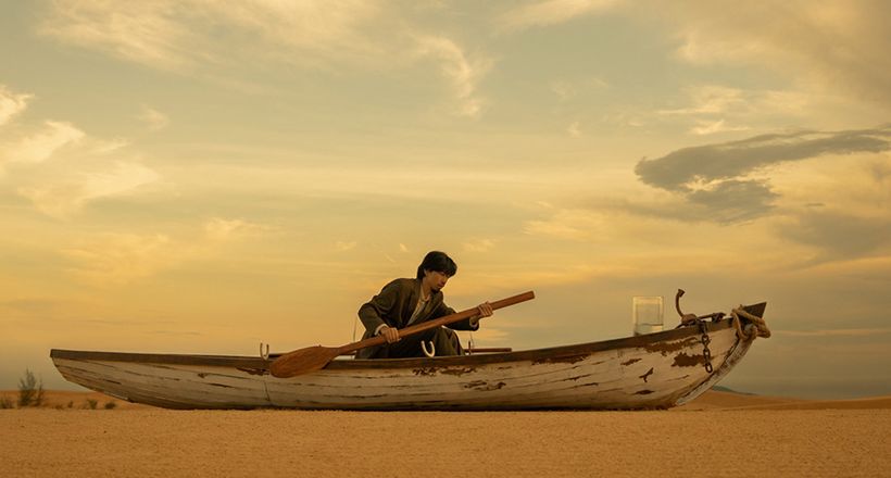 Đen trở lại với teaser MV không nhạc, cảnh chèo thuyền trên cát gây tò mò