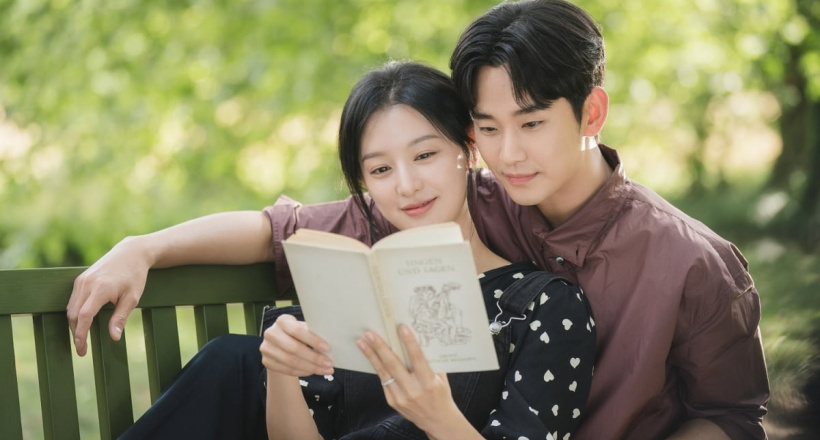 Kim Ji Won rất xinh ở fan meeting nhưng dân tình lại soi chi tiết liên quan đến Kim Soo Hyun