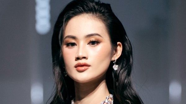 Tái xuất sàn diễn sau khi du học Úc, Hoa hậu Ý Nhi đã được giao ngay vai trò quan trọng, sánh bước cùng Nam vương Thế giới 2019