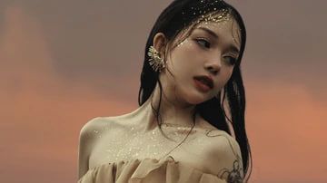Linh Ngọc Đàm mặc 'ướt át'