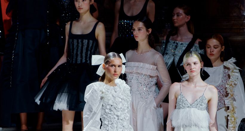CHANEL FW24 HC: Vẻ đẹp của thời trang cao cấp qua vở Opera tại nhà hát Paris thế kỷ 19