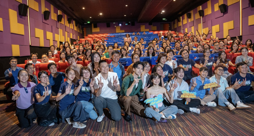 Đoàn phim Mùa Hè Đẹp Nhất bất ngờ xuất hiện tại rạp chiếu phim