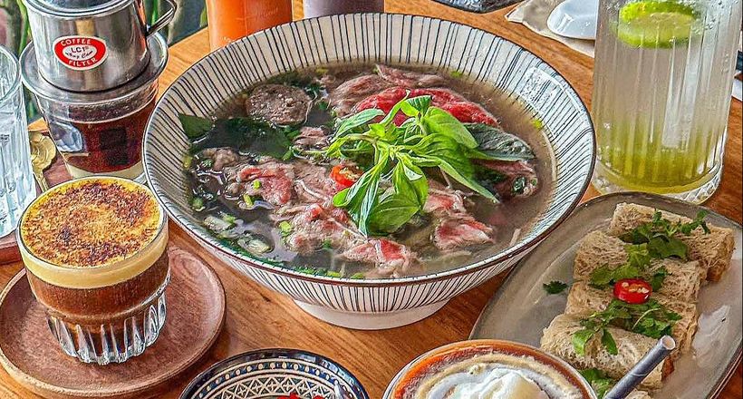 David Beckham tấm tắc khen phở, nem rán Việt Nam "quá ngon, đúng thứ tôi cần"