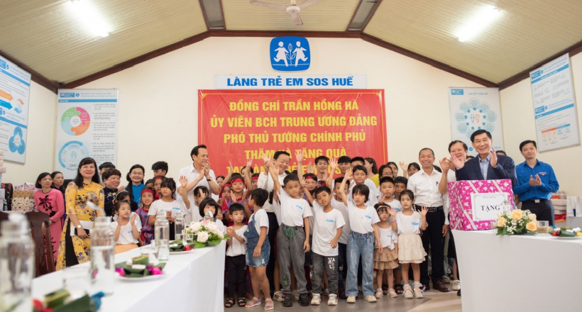 Ông Johnathan Hạnh Nguyễn tặng 1 tỷ đồng cho Quỹ Bảo trợ Trẻ em Việt Nam trong lễ phát động tháng hành động vì trẻ em 2024