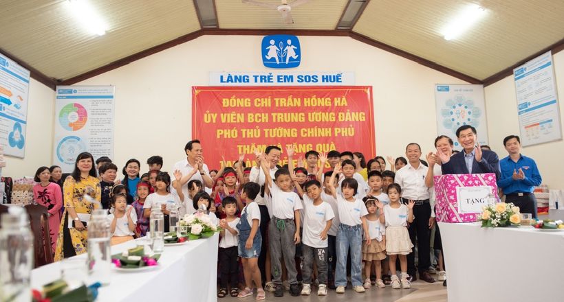 Ông Johnathan Hạnh Nguyễn tặng 1 tỷ đồng cho Quỹ Bảo trợ Trẻ em Việt Nam trong lễ phát động tháng hành động vì trẻ em 2024